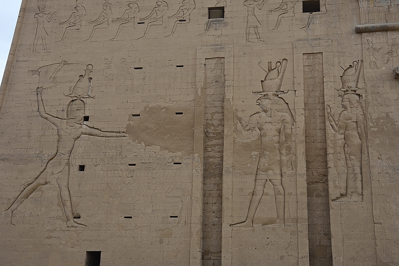 02 MAK_6252.jpg - Il decoro presente sul muraglione esterno rappresenta il sovrano che regge i nemici tenendoli per i capelli al cospetto del dio Horus. Questa è una chiara rappresentazione della forza del faraone, destinata a incutere timore.